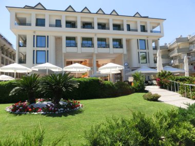 Kemer, Antalya, Türkiye - 11 Mayıs 2021: 11 Mayıs 2021 'de Türkiye' nin Antalya kentinin Kemer kentinde ilk sırada Altın Lotus 4 yıldızlı otelin plajı panoraması