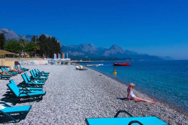 Kemer, Antalya, Türkiye - 11 Mayıs 2021: Türkiye 'nin Kemer kentindeki Crystal De Luxe Resort Spa 5 yıldızında şemsiyeli ve şezlonglu güverte sandalyeleri