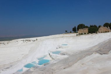 Türkiye 'de travertinler. Güneşli bir günde Pamukkale 'nin kalsit kayalıkları