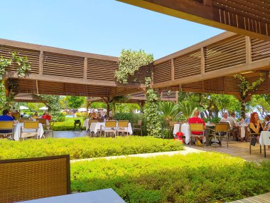Beldibi, Kemer, Antalya, Türkiye - 11 Mayıs 2021: Beldibi, Kemer, Antalya, Türkiye 'deki Rixos Beldibi Oteli' nin manzarası 11 Mayıs 2021. Açık hava restoranı