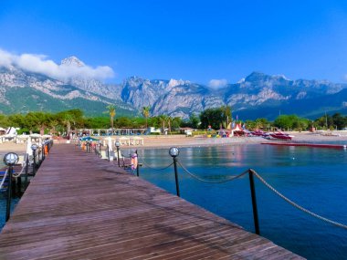 Antalya, Beldibi, Türkiye 'deki Tauride dağları ve plajlarının panoraması