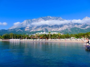 Antalya, Beldibi, Türkiye 'deki Tauride dağları ve plajlarının panoraması