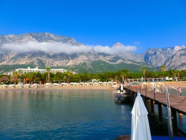 Antalya, Beldibi, Türkiye 'deki Tauride dağları ve plajlarının panoraması