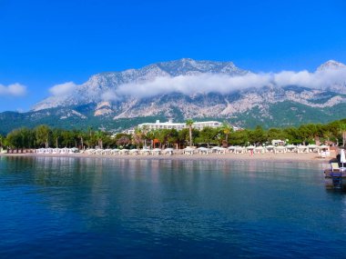 Antalya, Beldibi, Türkiye 'deki Tauride dağları ve plajlarının panoraması