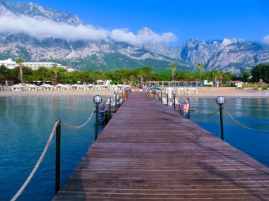 Antalya, Beldibi, Türkiye 'deki Tauride dağları ve plajlarının panoraması