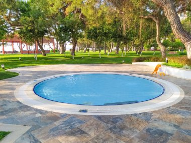 Beldibi, Kemer, Antalya, Türkiye - 11 Mayıs 2021: Beldibi, Kemer, Antalya, Türkiye 'deki 5 yıldızlı Rixos Beldibi Oteli manzarası 11 Mayıs 2021