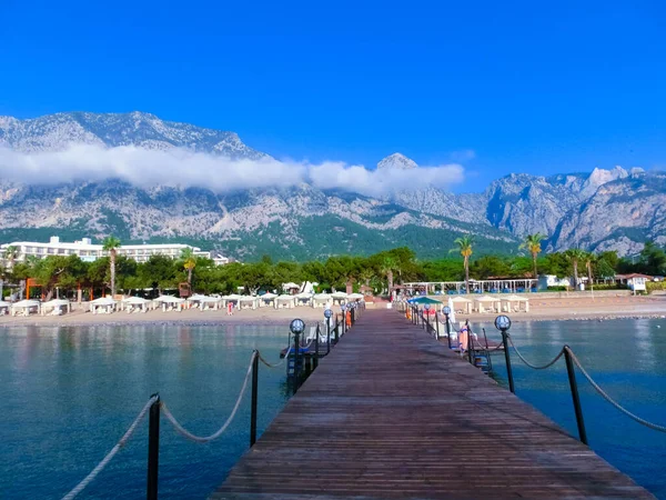 Antalya, Beldibi, Türkiye 'deki Tauride dağları ve plajlarının panoraması