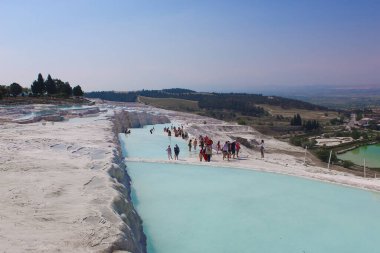 Pamukkale, Türkiye - 11 Mayıs 2021: Türkiye 'deki travertinlerde insanlar. Güneşli bir günde Pamukkale 'nin kalsit kayalıkları