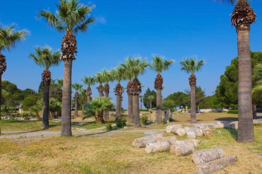Türkiye 'nin Pamukkale kenti yakınlarındaki antik kent Hierapolis kalıntıları güneşli bir günde