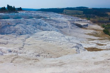 Türkiye 'de travertinler. Güneşli bir günde Pamukkale 'nin kalsit kayalıkları