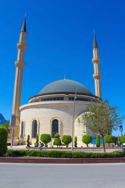 Moskén Kemer Bakgrunden Bergen Och Blå Himmel Antalya Provinsen Turkiet — Stockfoto