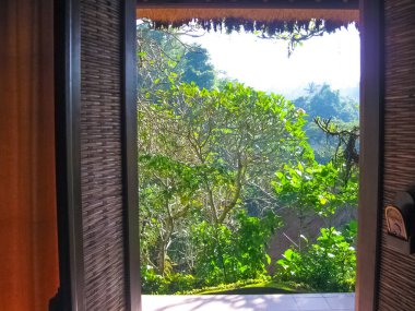 Ubud, Bali, Endonezya - 13 Nisan 2012: Bungalow hotel Tjampuhan Spa Ubud adlı oturma görünümünü