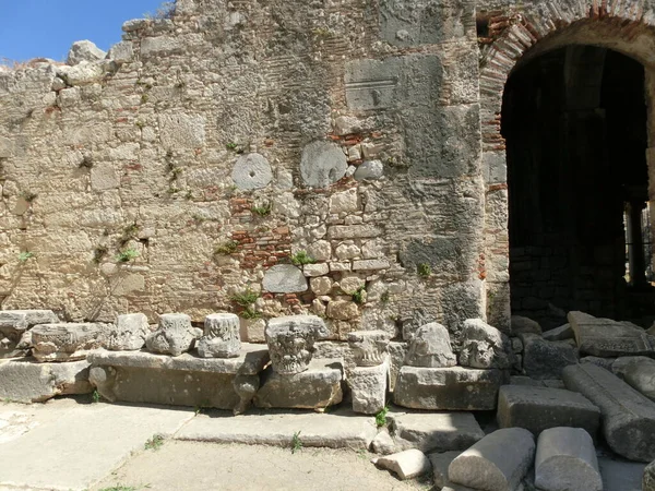 Demre 'deki Aziz Nicholas veya Noel Baba Kilisesi. Aziz Niklas 'ın Noel Baba' yla aynı kişi olduğu söyleniyor. Kilisenin iç görüntüsü. Antik Myra şehrine çok yakın. Antalya, Turka.