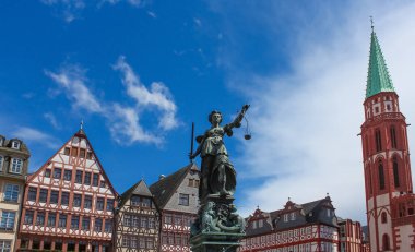 Frankfurt, Almanya Justitia heykeli ile eski şehir