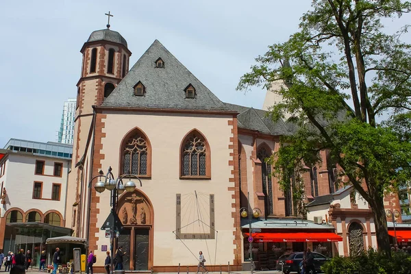 Frankfurt Nad Menem Niemcy Czerwca 2016 Osoby Zbliżające Się Kościoła — Zdjęcie stockowe