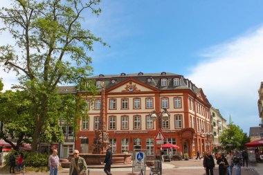 Frankfurt, Almanya - 15 Haziran 2016: Frankfurt Main eski şehir, Hessen, Almanya'daki tipik mimari