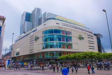 Frankfurt, Almanya - 15 Haziran 2016: Modern alışveriş merkezi Galeria Kaufhof 'un cephesi Fressgass' a yakındır.