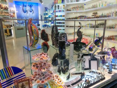 Venice, İtalya - 04 Mayıs 2017: Geleneksel Hatıra Eşyası ve Murano cam, İtalya üzerinde 04 Mayıs 2017 gibi Venedik, hediye dükkanı