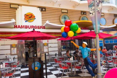 Cape Canaveral, Amerika Birleşik Devletleri - 29 Nisan 2018: Lüks yolcu gemisi Oasis Royal Caribbean tarafından Seas aboard insanlar yemek odası açık büfe. Seçici odak. Sebze yemekleri