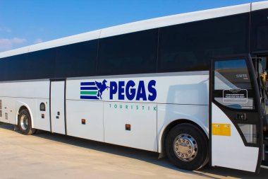 Antalya, Türkiye - 20 Mayıs 2021: Türkiye 'ye gelen turistlerin otellere transferlerini bekleyen Pegas otobüsü.