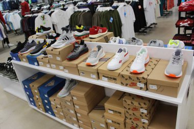 Antalya, Türkiye - 11 Mayıs 2021: Reebok spor ayakkabıları 11 Mayıs 2021 'de Türkiye' nin Antalya kentindeki mağazada