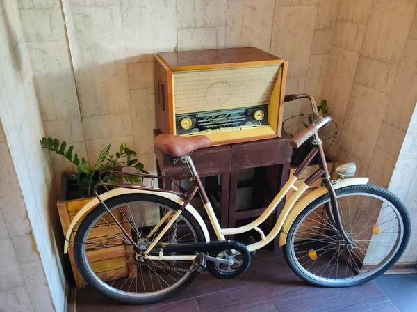 Παλιά Σοβιετική Vintage Antique Retro Radio Και Παλιά Ποδήλατο Ποδήλατο — Φωτογραφία Αρχείου