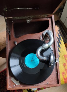 Beyaz arka plan üzerinde eski plak çalar. Retro görüntü