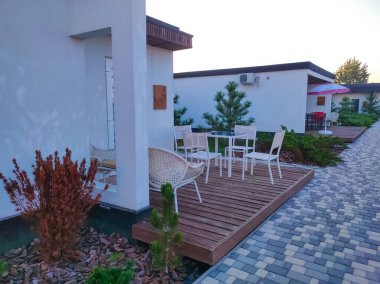 Koblevo, Ukrayna - 22 Ağustos 2021: Karadeniz 'de yüzme havuzu ve oturma alanı olan Beyaz Villalar Oteli