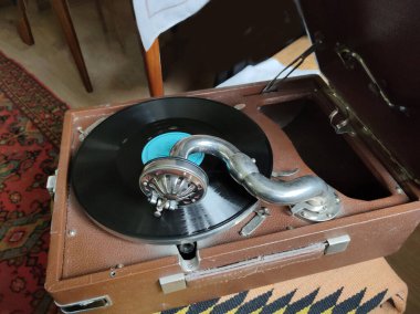 Beyaz arka plan üzerinde eski plak çalar. Retro görüntü