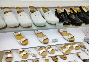 Kyiv, Ukrayna - 16 Haziran 2021: Ortopedik deri ayakkabılar Leon 16 Haziran 2021 tarihinde Ukrayna 'nın Kyiv kentindeki özel bir dükkanda