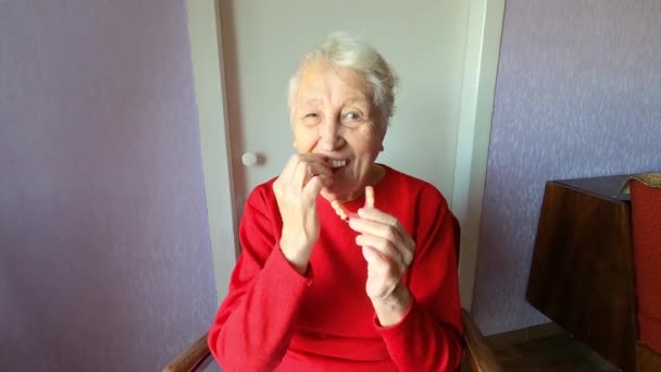 Οδοντιατρική Έννοια Ηλικιωμένη Γυναίκα Ετών Εισάγει Οδοντοστοιχία Ηλικιωμένη Γυναίκα Γκρίζα — Αρχείο Βίντεο