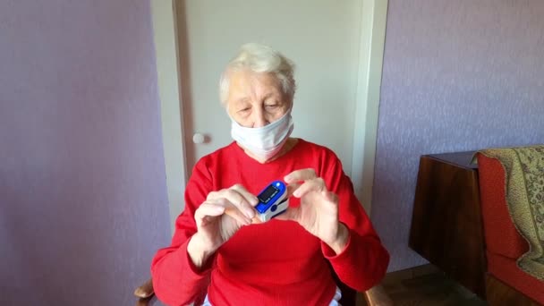 Yaşlı Kadın Kandaki Oksijen Seviyesini Ölçmek Için Nabız Oksimetresi Kullanıyor — Stok video