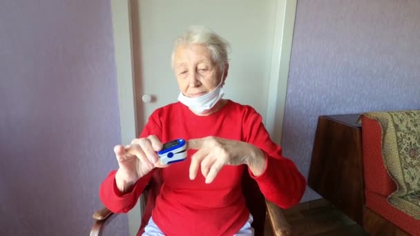 Seniorin Mit Pulsoximeter Hause Sauerstoffgehalt Blut Testen — Stockvideo