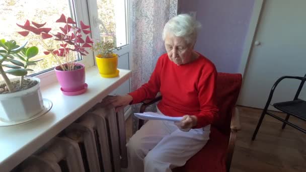 Старша Жінка Тримає Газову Купюру Перед Радіатором Опалення Оплата Опалення — стокове відео