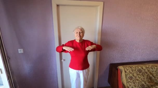 Starsza Kobieta Podczas Ćwiczeń Gimnastycznych Salonie Domu Strzał Rozdzielczości — Wideo stockowe