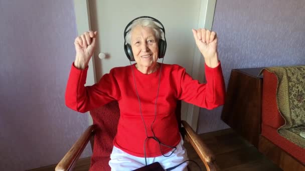Χαρούμενο Χαμόγελο Αστεία Ηλικιωμένη Γυναίκα Φορώντας Ακουστικά Που Χορεύουν Στο — Αρχείο Βίντεο