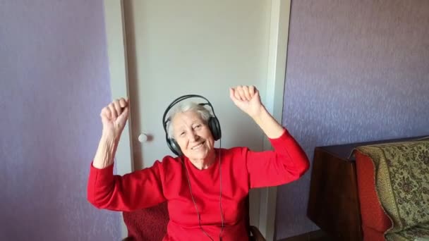 Glad Leende Rolig Äldre Kvinna Bär Hörlurar Dans Hemma Med — Stockvideo