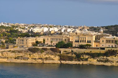 Malta 'nın Kalkara kentindeki tarihi Bighi Kompleksi, Triq Marina boyunca mimari ve kıyı manzaralarına sahip. Malta 'nın Kültür Mirası