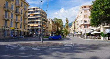 Sanremo, İtalya - 28 Eylül 2025: 28 Eylül 2025 'te Sanremo, İtalya' nın merkez caddesine giden insanlar