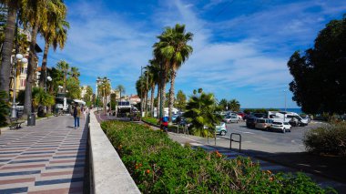 Sanremo, İtalya - 28 Eylül 2025: İnsanlar İmparatoriçe Corso Imperatrice 'in güvertesine gidiyor.