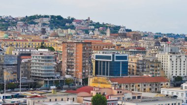İtalya 'da Napoli' nin çatısı, caddesi ve binasının havadan görünüşü