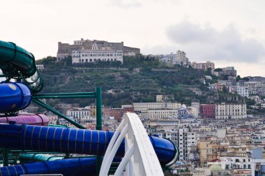 İtalya 'nın Napoli şehrinin tepesindeki Castel Sant' Elmo ve Certosa di San Martino.
