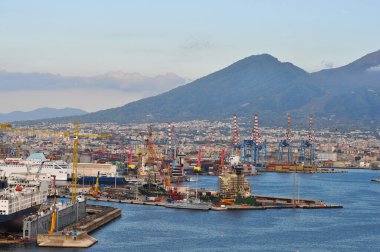 Napoli, İtalya 'da kargo gemileri, vinçleri ve sanayi binaları olan liman.