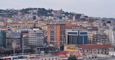 İtalya 'da Napoli' nin çatısı, caddesi ve binasının havadan görünüşü