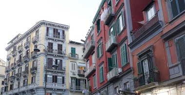 Napoli, İtalya - Napoli 'nin eski İtalyan metropolü Napoli' nin dar bir kasabasında renkli cepheler. Napoli, İtalya 'daki tipik konut binalarının balkonları