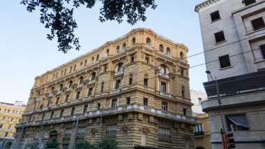 Napoli, İtalya - Napoli 'nin eski İtalyan metropolü Napoli' nin dar bir kasabasında renkli cepheler. Napoli, İtalya 'daki tipik konut binalarının balkonları