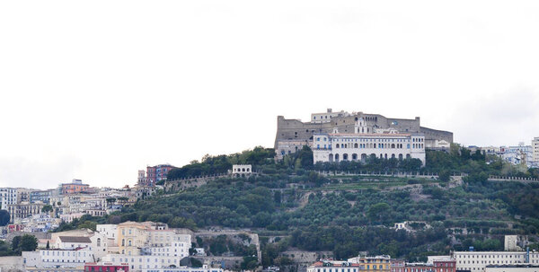 Кастель-Сант-Эльмо и Чермбеа-ди-Сан-Мартино на вершине города в Феллесе, Италия