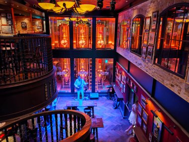 Barcelona, İspanya - 26 Eylül 2025: Yolcu gemisi MSC World Europa 'daki British pub Masters of the Sea