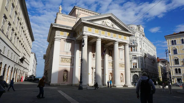 Trieste, İtalya - 29 Eylül 2025: İnsanlar İtalya 'nın Trieste kentindeki Exchange binasının yakınına gidiyorlar. Palazzo della Borsa Vecchia 'da. BORSA VECCHIA Trieste