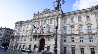Trieste, İtalya - 29 Eylül 2025: Unita D 'Italia Meydanı, 29 Eylül 2025 tarihinde İtalya' nın Trieste kentindeki Lloyd Triestino Sarayı